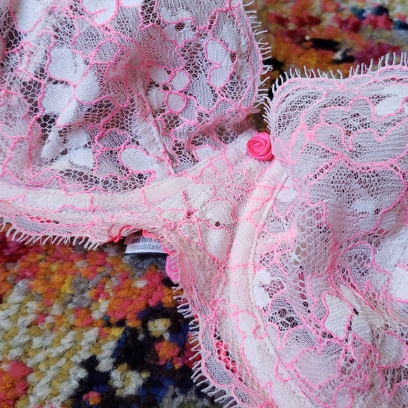 Bundle of two victorias secret lace bras - Picture 2 of 7
